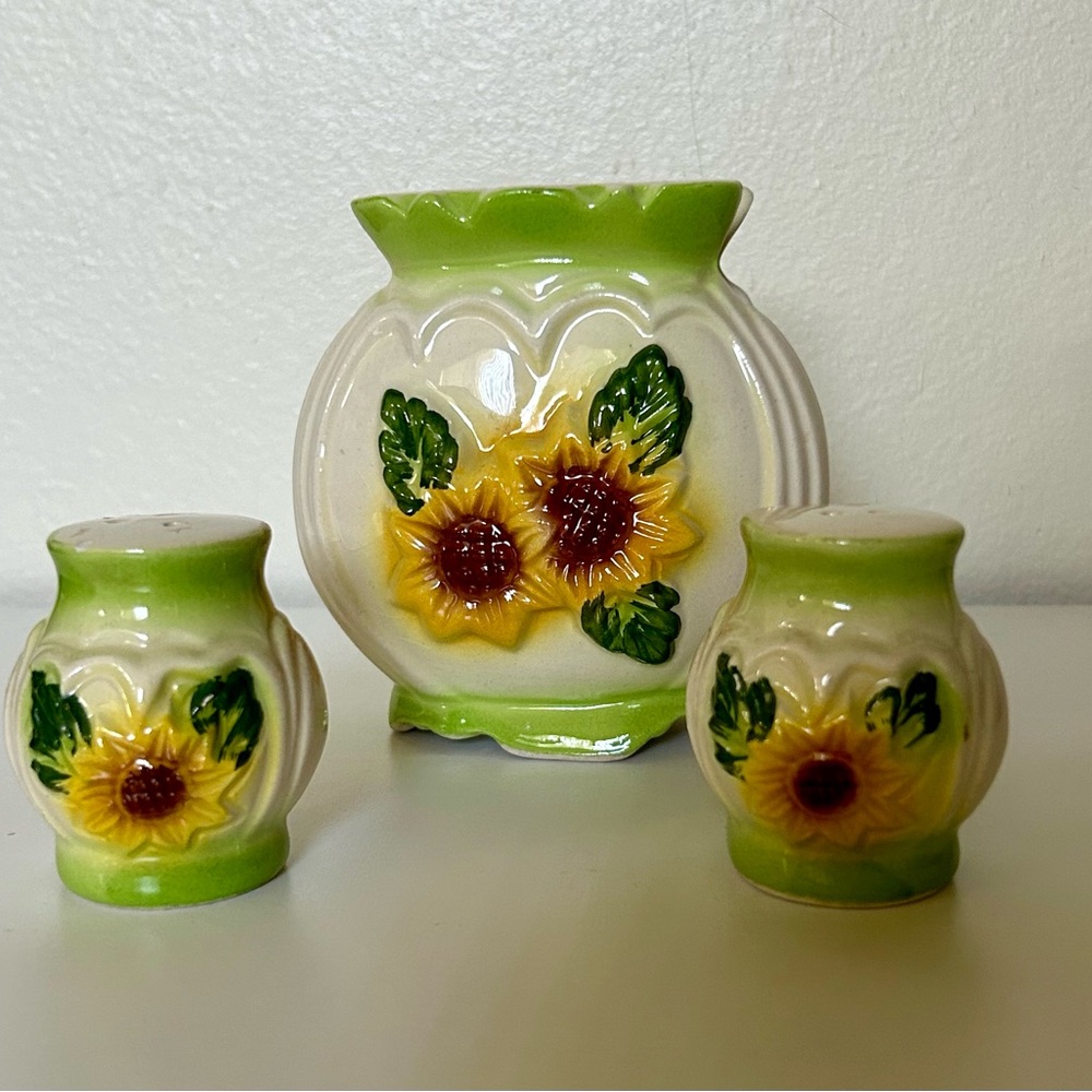 Vintage sunflower set - salt & pepper shaker/napkin holder